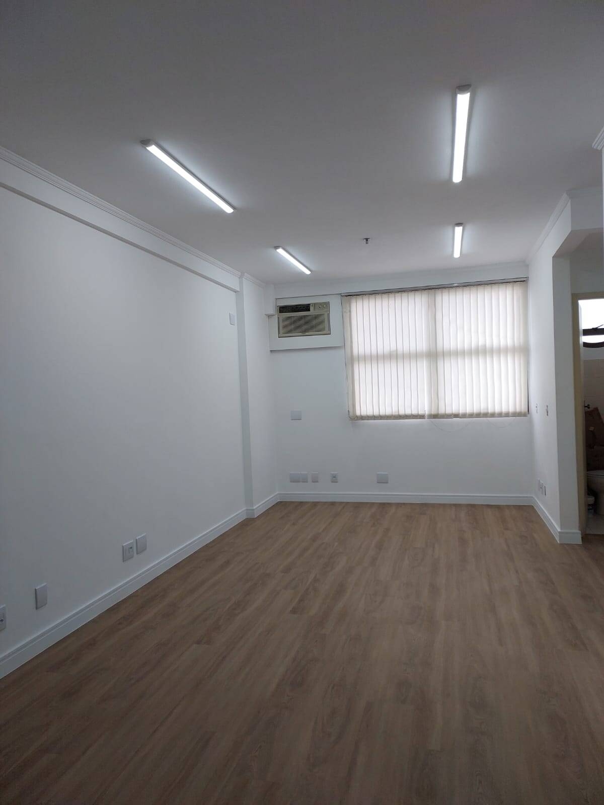 Sala Comercial à Venda no Condomínio Profissional Center Vila Adyana