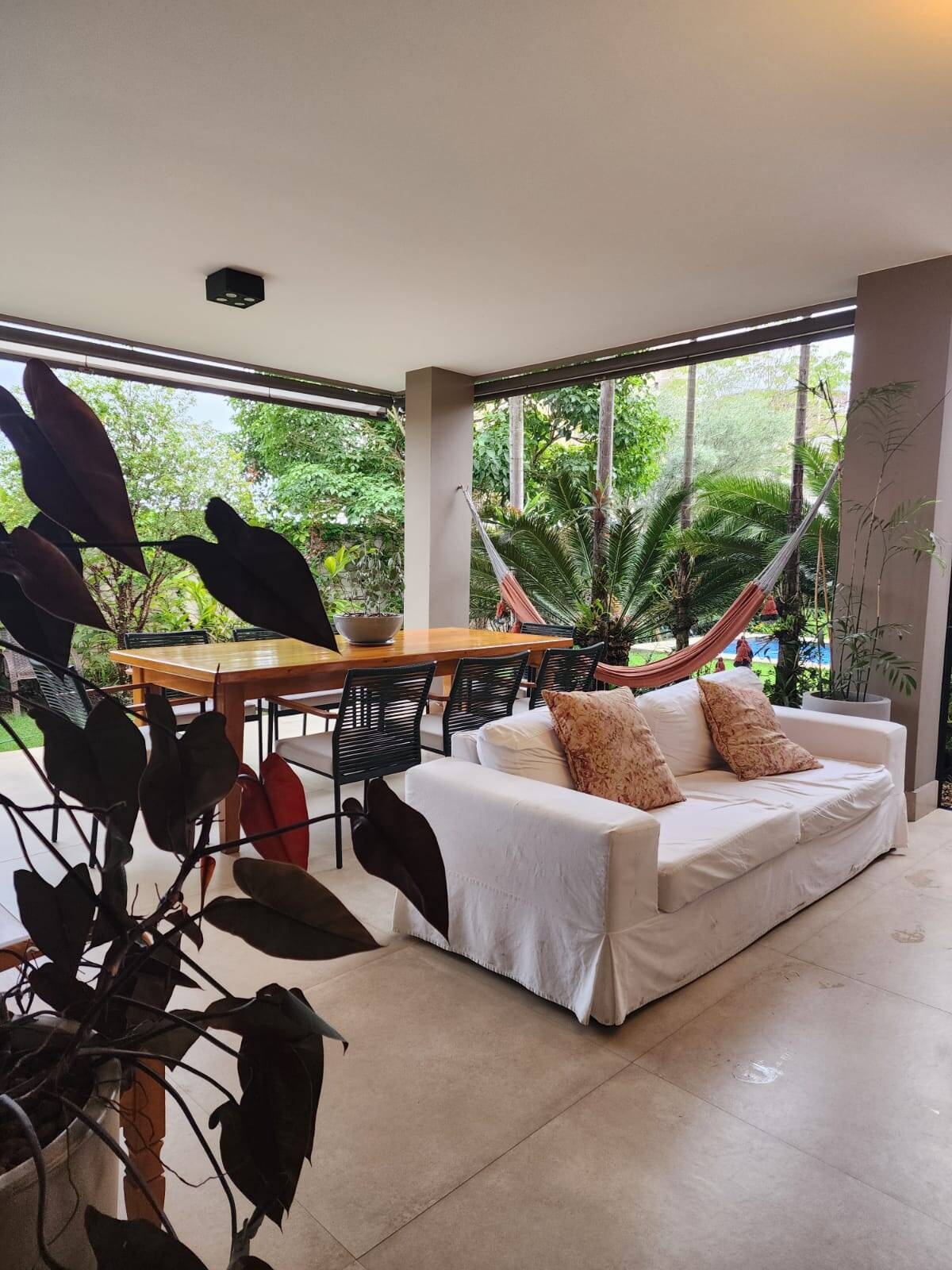 Casa de Esquina a Venda no Condomínio Residencial Monte Carlo com 3 Suítes