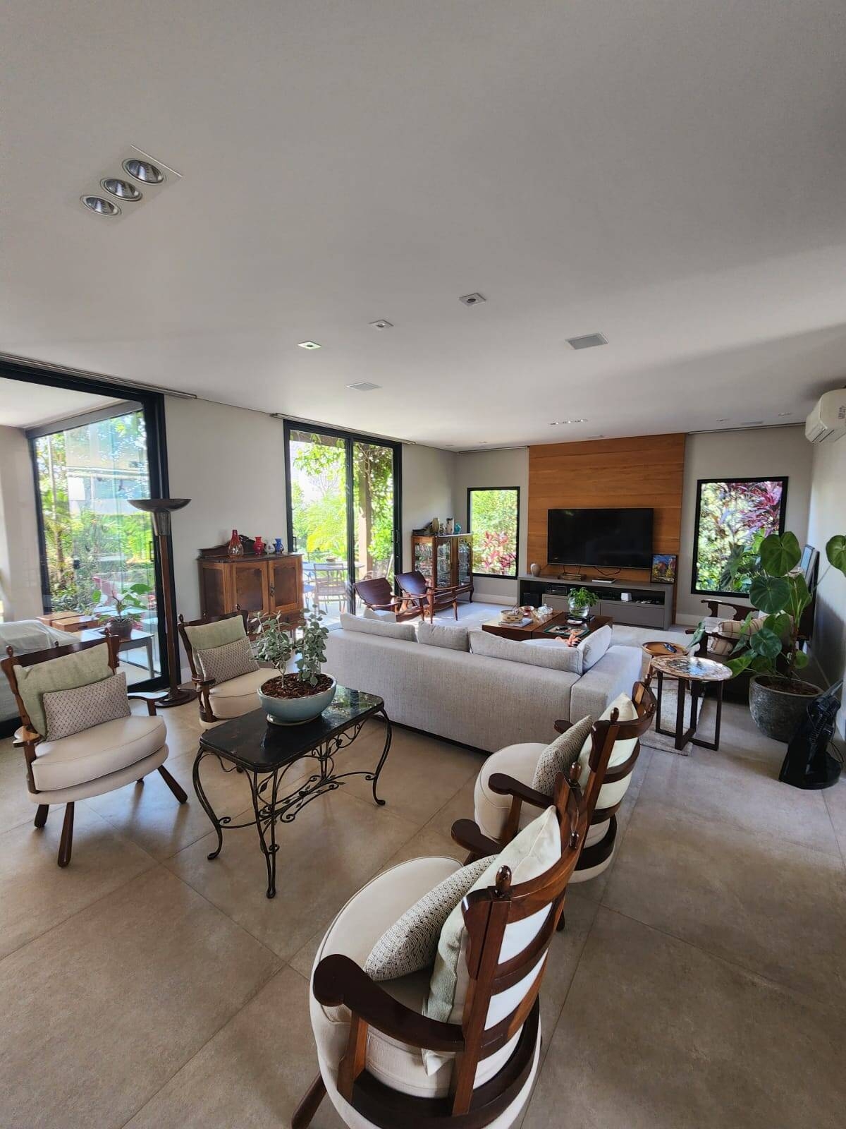 Casa de Esquina a Venda no Condomínio Residencial Monte Carlo com 3 Suítes