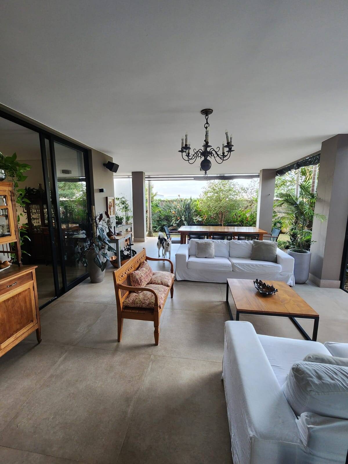 Casa de Esquina a Venda no Condomínio Residencial Monte Carlo com 3 Suítes