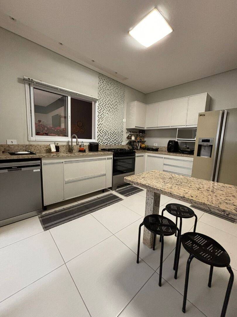 Sobrado com 4 dormitórios à venda, 323 m² - Jardim Altos de Santana II - Jacareí/SP