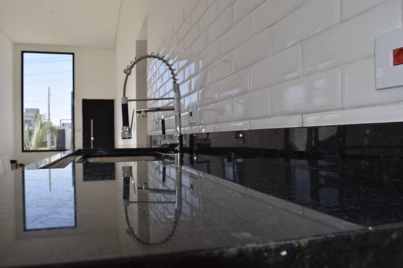 Casa com 3 dormitórios à venda, 135 m² por R$ 950.000 - Residencial Malibu - Caçapava/SP