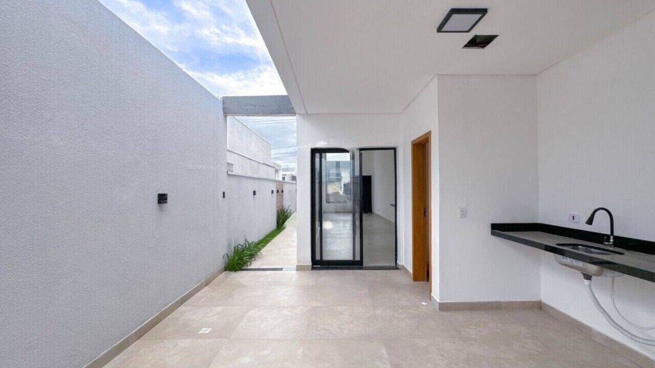 Casa com 3 dormitórios à venda, 135 m² por R$ 950.000 - Residencial Malibu - Caçapava/SP