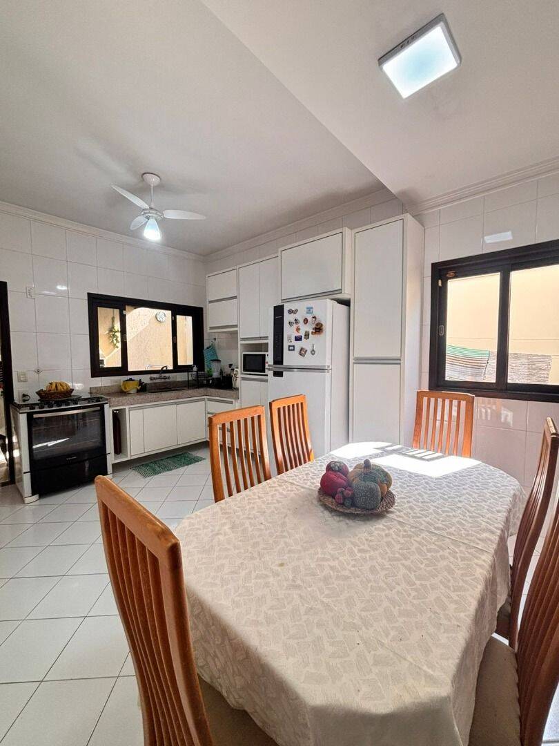 Sobrado com 4 dormitórios à venda, 175 m² por R$ 790.000,00 - Jardim das Indústrias - São José dos Campos/SP