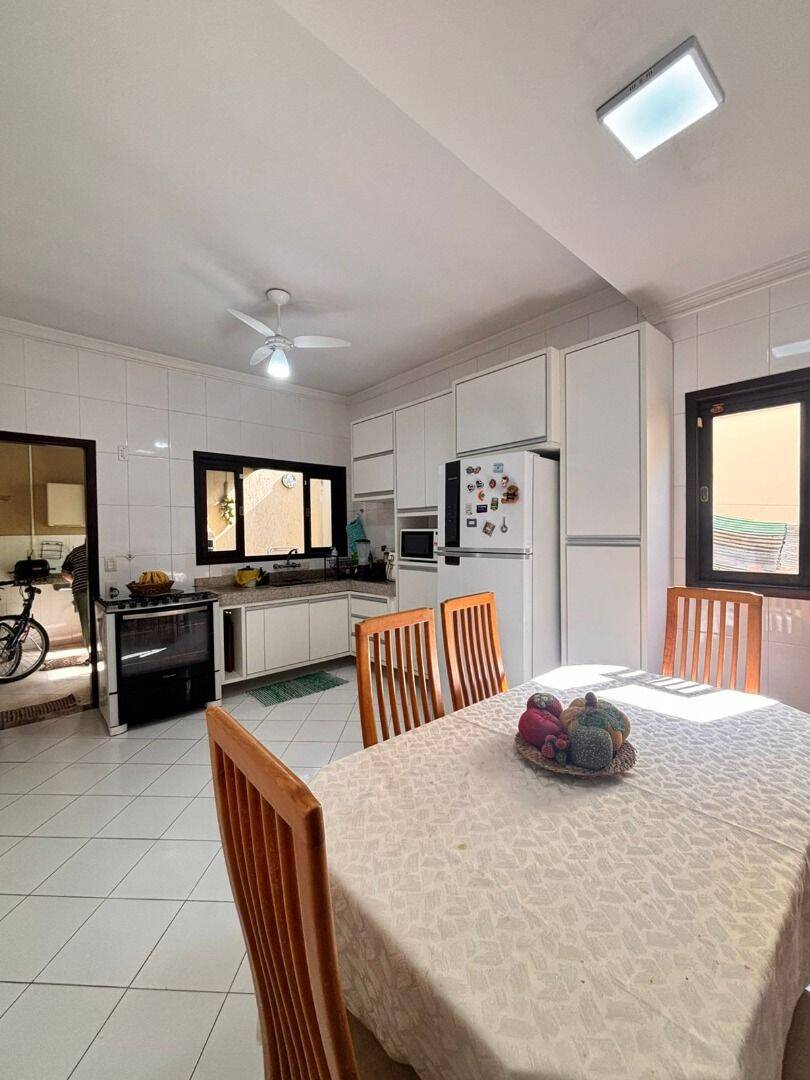 Sobrado com 4 dormitórios à venda, 175 m² por R$ 790.000,00 - Jardim das Indústrias - São José dos Campos/SP