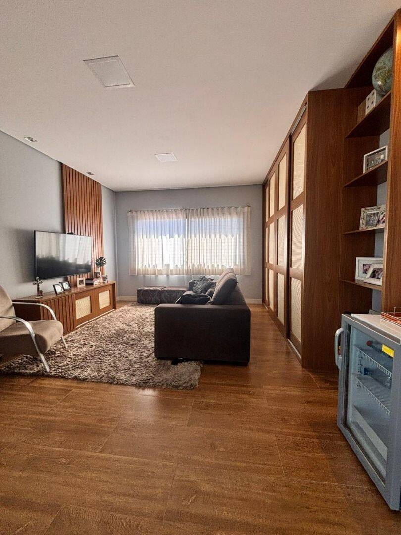 Sobrado com 4 suítes à venda- Jardim das Colinas - São José dos Campos/SP