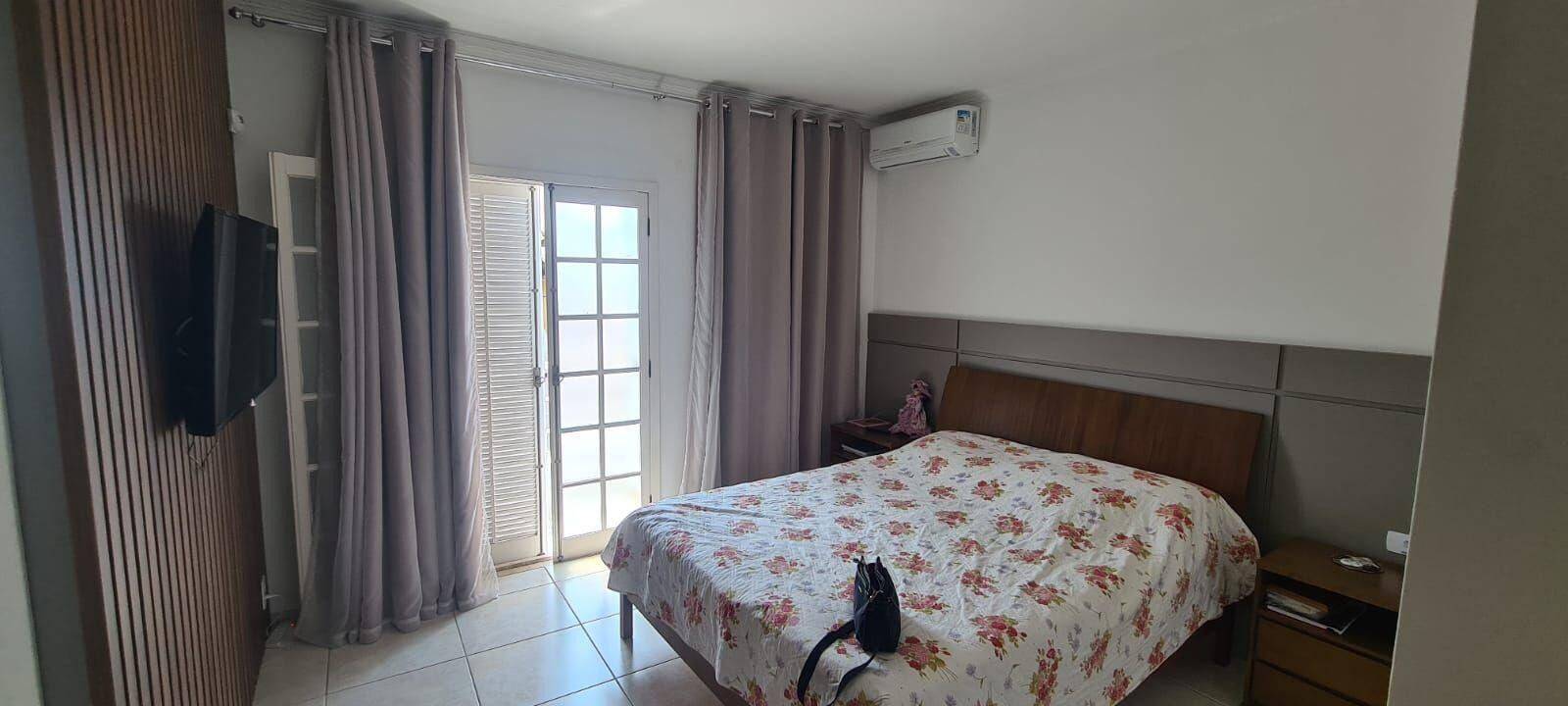 Sobrado com 3 dormitórios à venda, 242 m² - Villa Branca - Jacareí/SP
