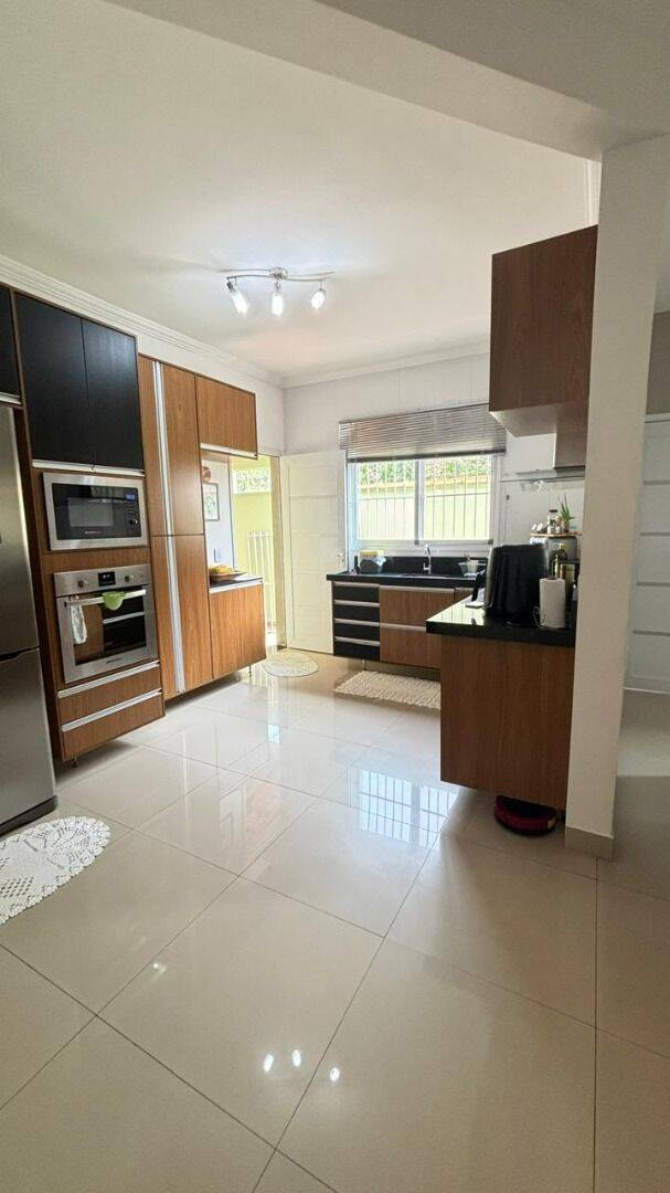 Casa com 4 dormitórios à venda, 170 m² por R$ 645.000 - Villa Branca - Jacareí/SP