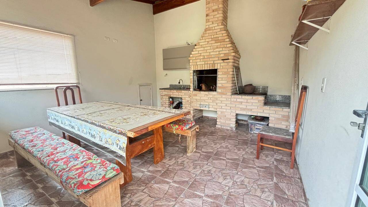 Casa com 4 dormitórios à venda, 170 m² por R$ 645.000 - Villa Branca - Jacareí/SP