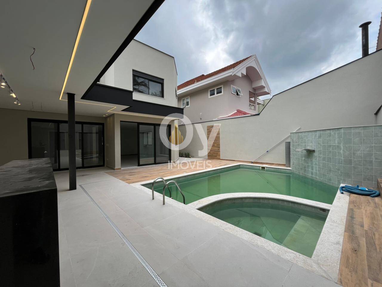 Sobrado no Jardim das Colinas – 5 Suítes e Piscina e area gourmet