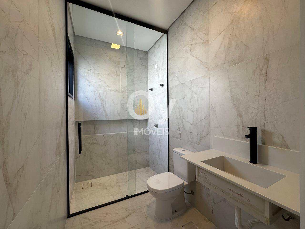 Sobrado de Alto Padrão com 5 Suítes no Alphaville II – 423 m²