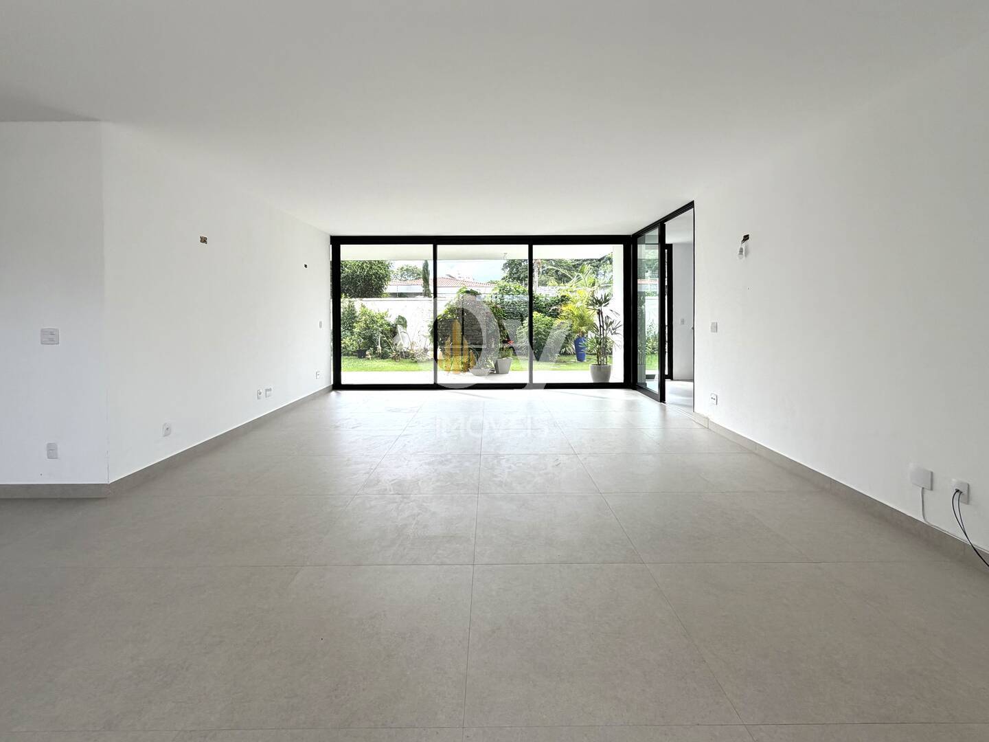 Casa gigante para uso comercial no Jardim Esplanada I – maravilhosa