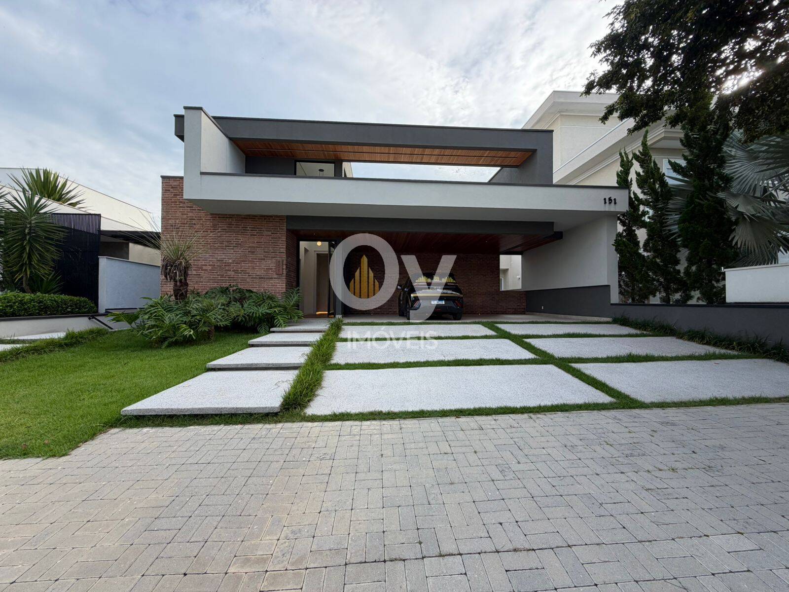 Casa de Alto Padrão – Condomínio Montserrat |584m² | 4 suítes | 6 vagas