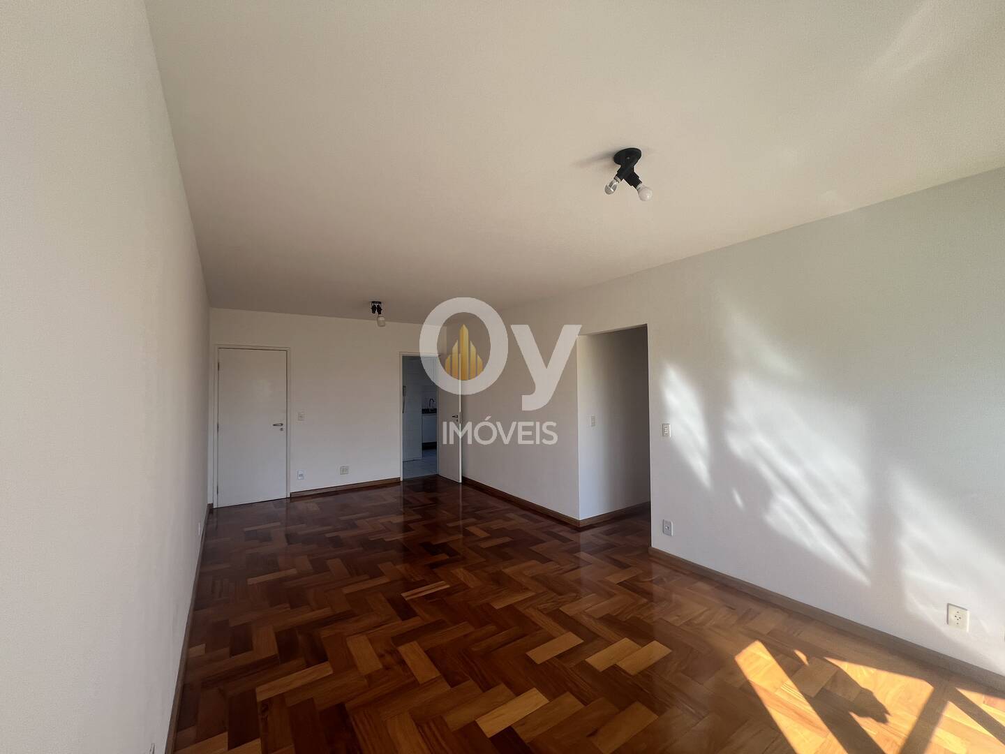 Apartamento Amplo com 4 Quartos (1 Suíte) em Localização Estratégica