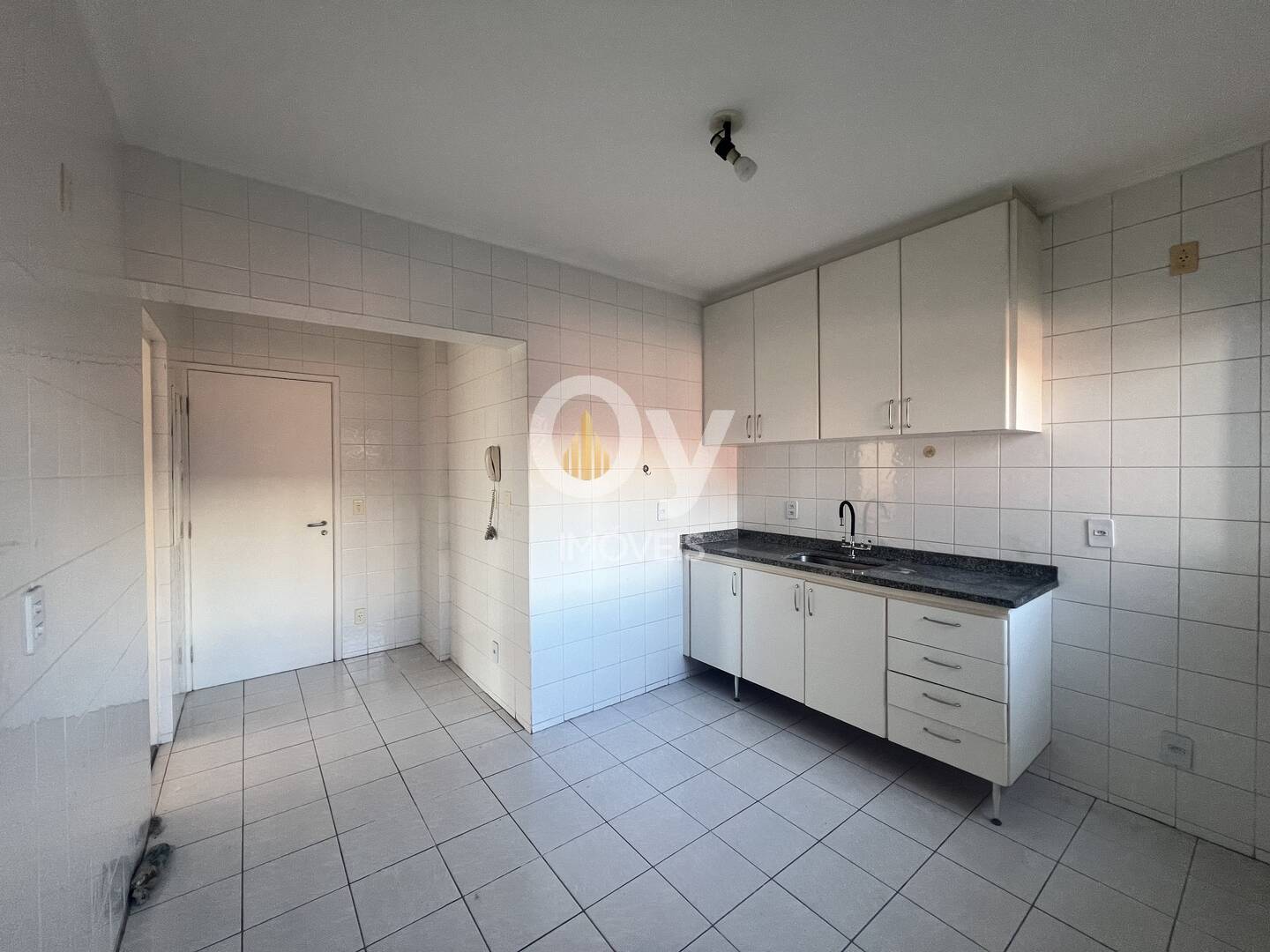 Apartamento Amplo com 4 Quartos (1 Suíte) em Localização Estratégica