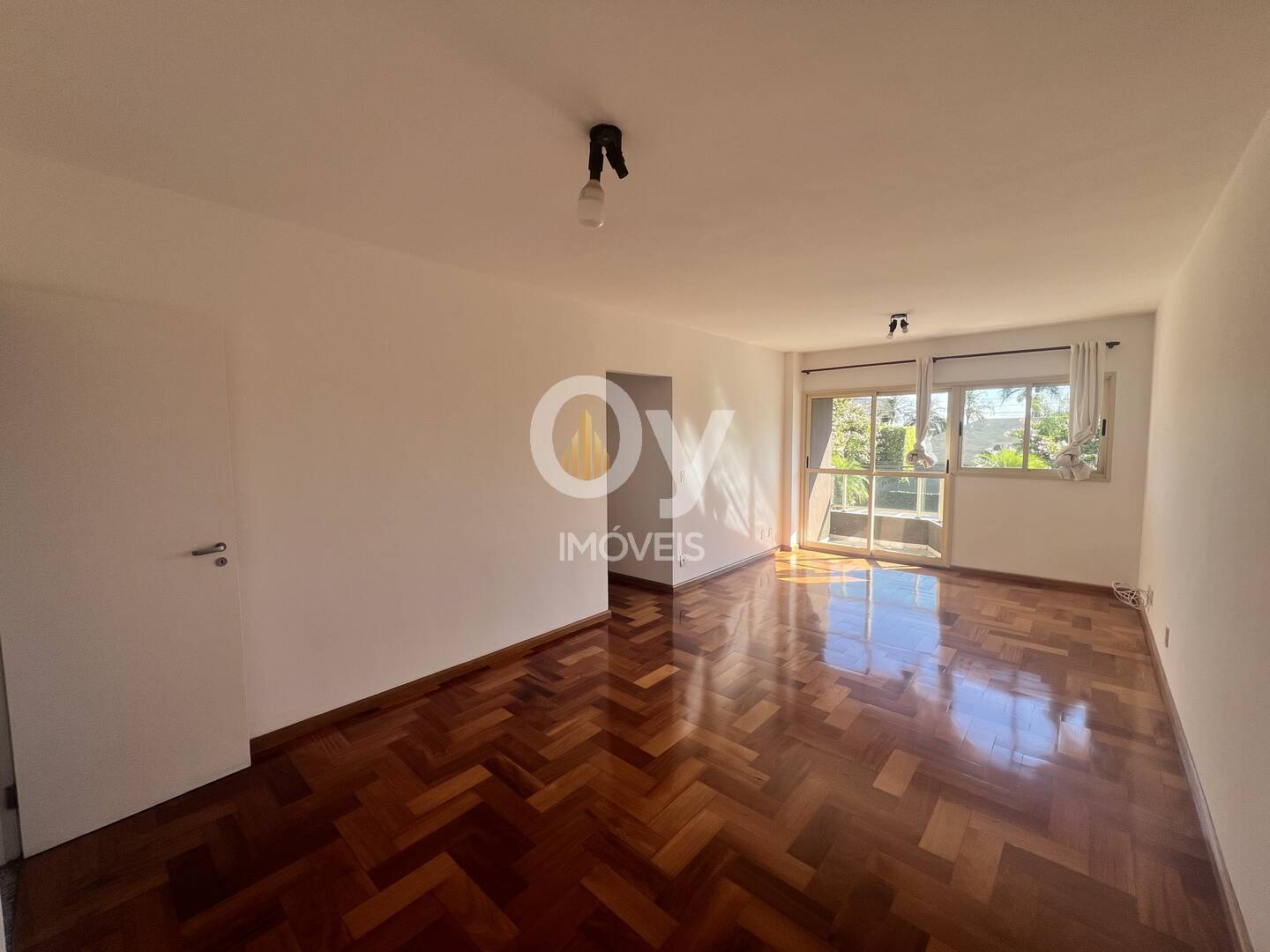 Apartamento Amplo com 4 Quartos (1 Suíte) em Localização Estratégica