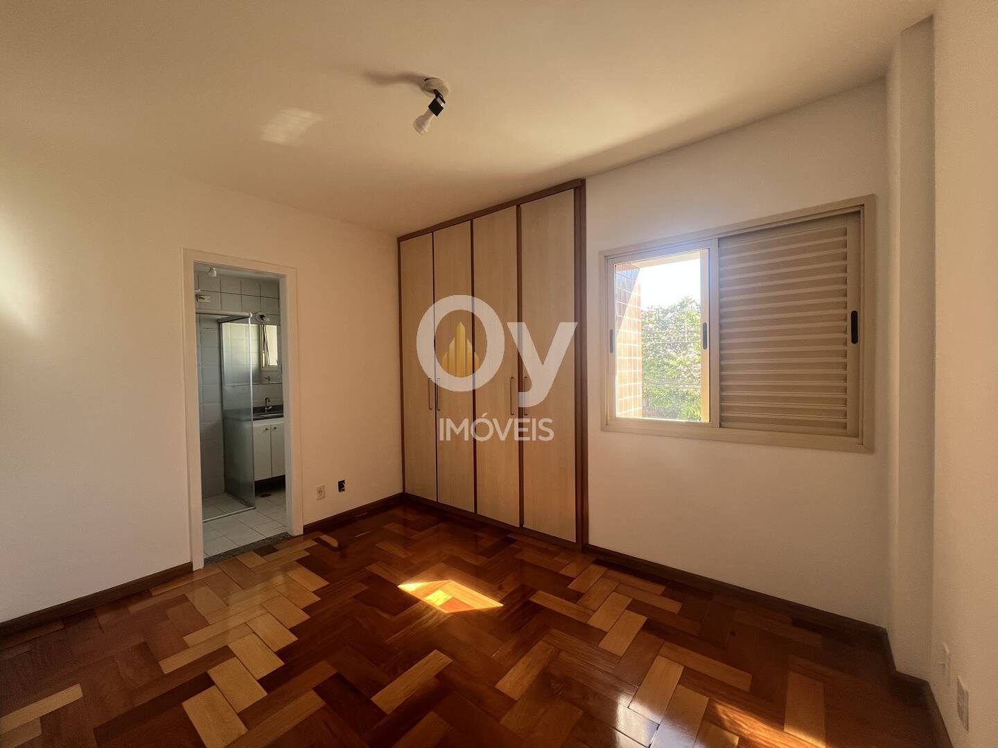 Apartamento Amplo com 4 Quartos (1 Suíte) em Localização Estratégica