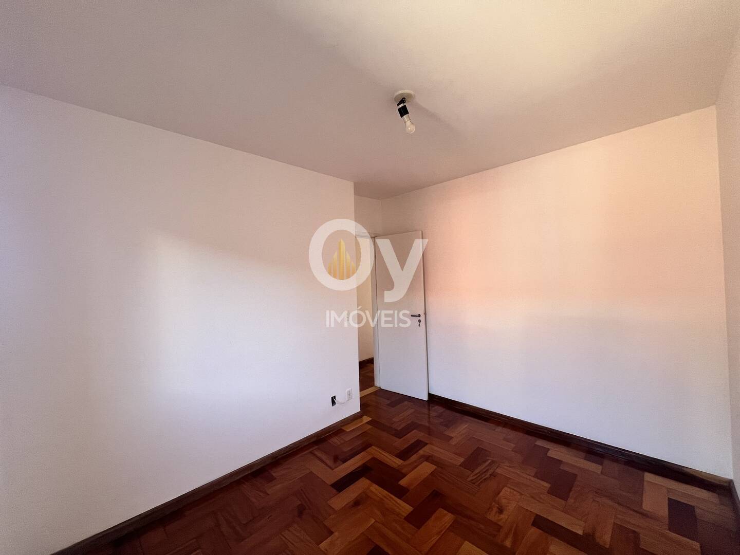 Apartamento Amplo com 4 Quartos (1 Suíte) em Localização Estratégica