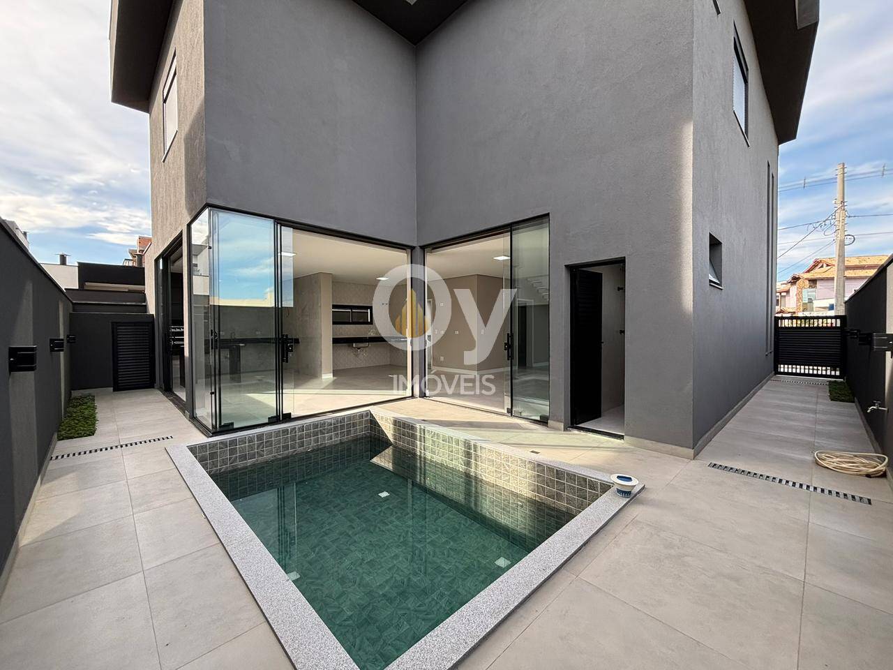 Sobrado Reserva Rudá | 4 dormitórios (3 Suítes) |250m² T - 238m² C| 2 vagas
