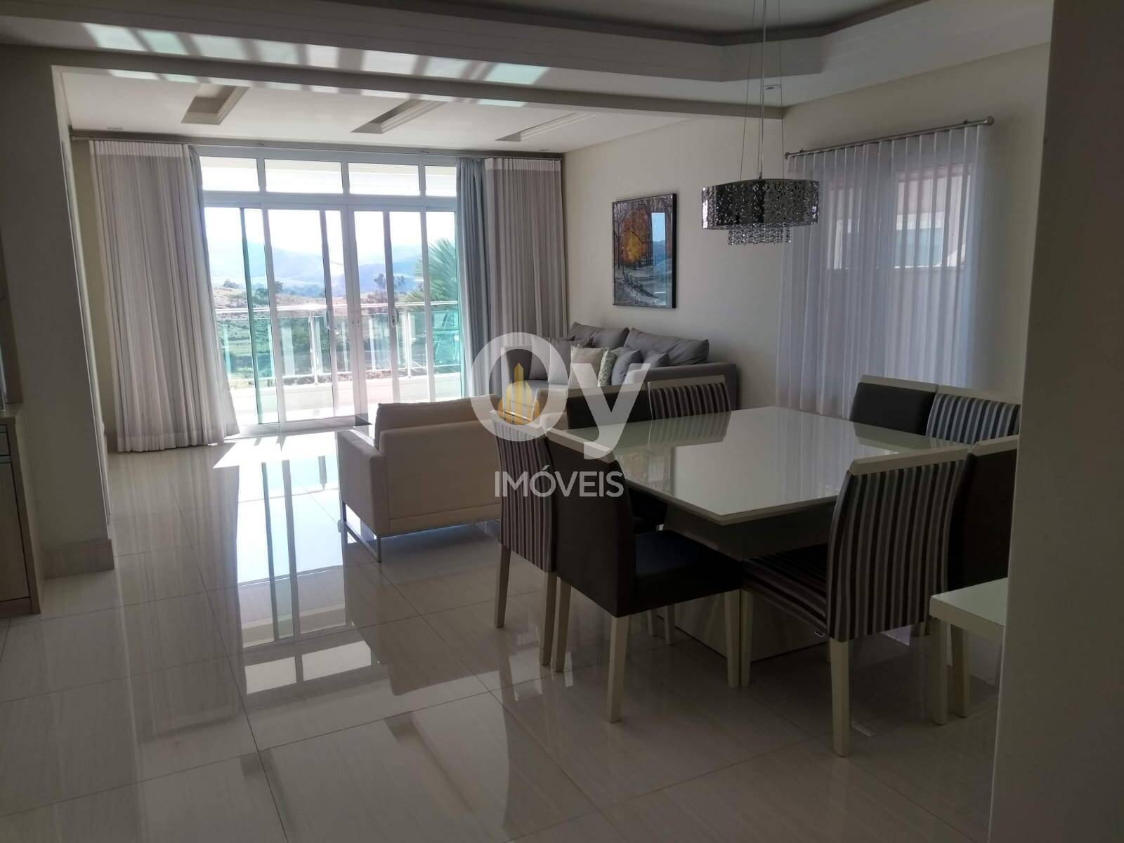 Sobrado à  venda com Piscina e Espaço Gourmet – 4 Dormitórios