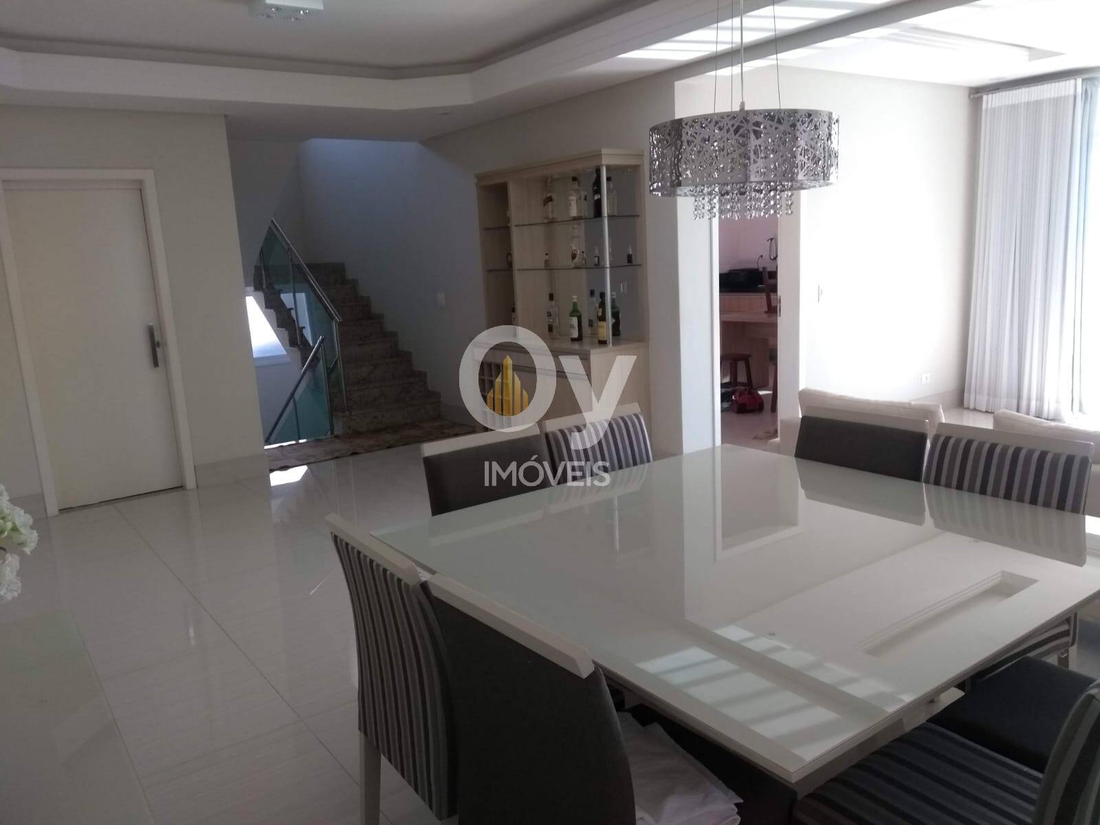 Sobrado à  venda com Piscina e Espaço Gourmet – 4 Dormitórios