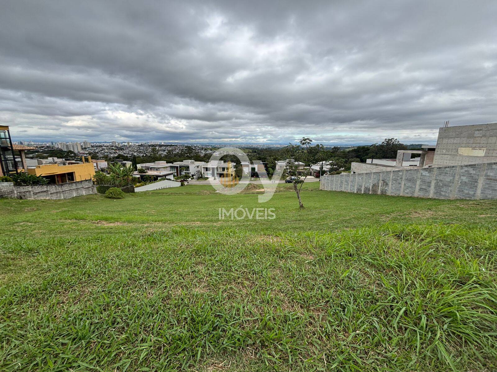 Terreno declive | Reserva do Paratehy Sul | 1.175m²
