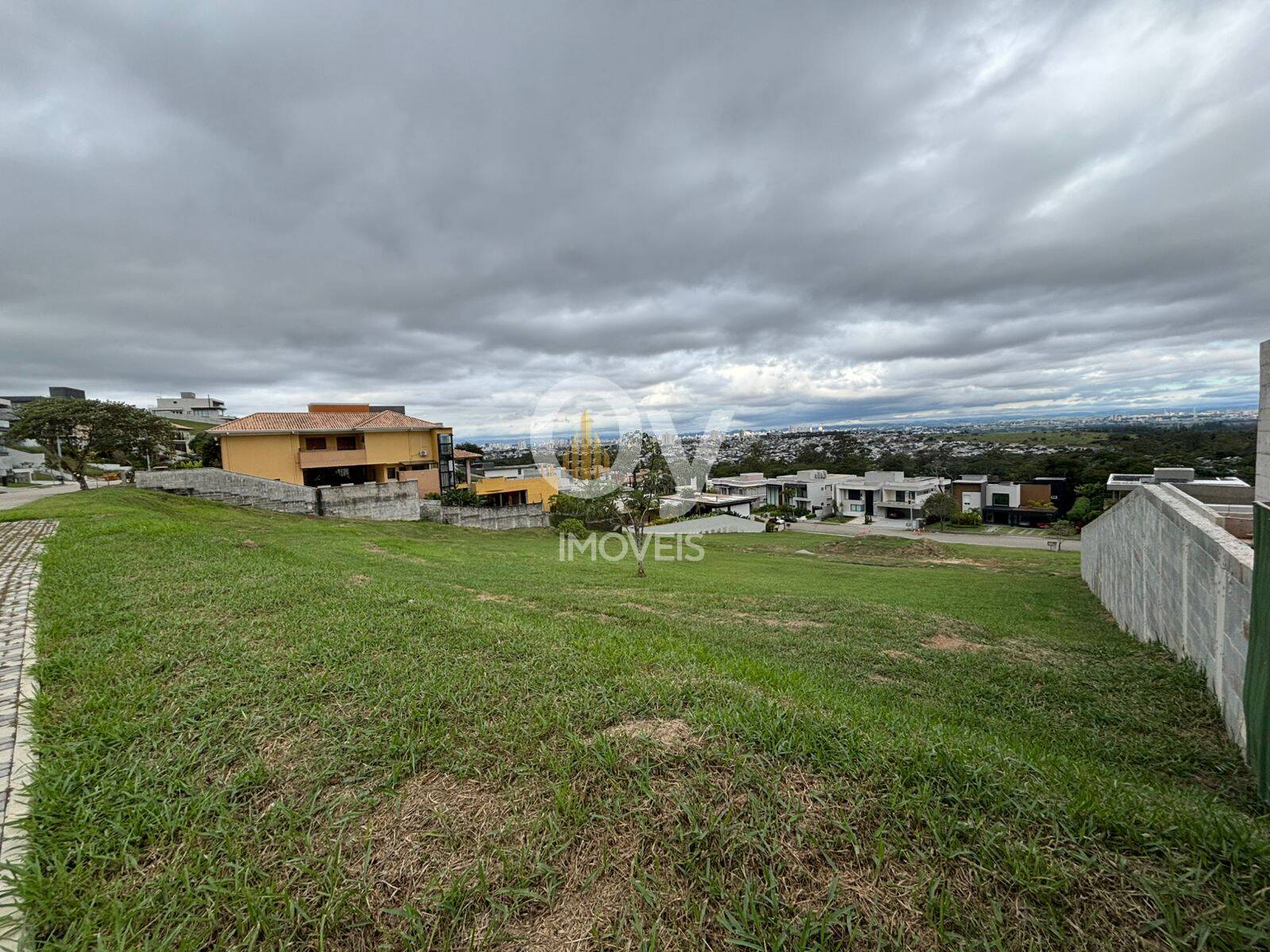 Terreno declive | Reserva do Paratehy Sul | 1.175m²