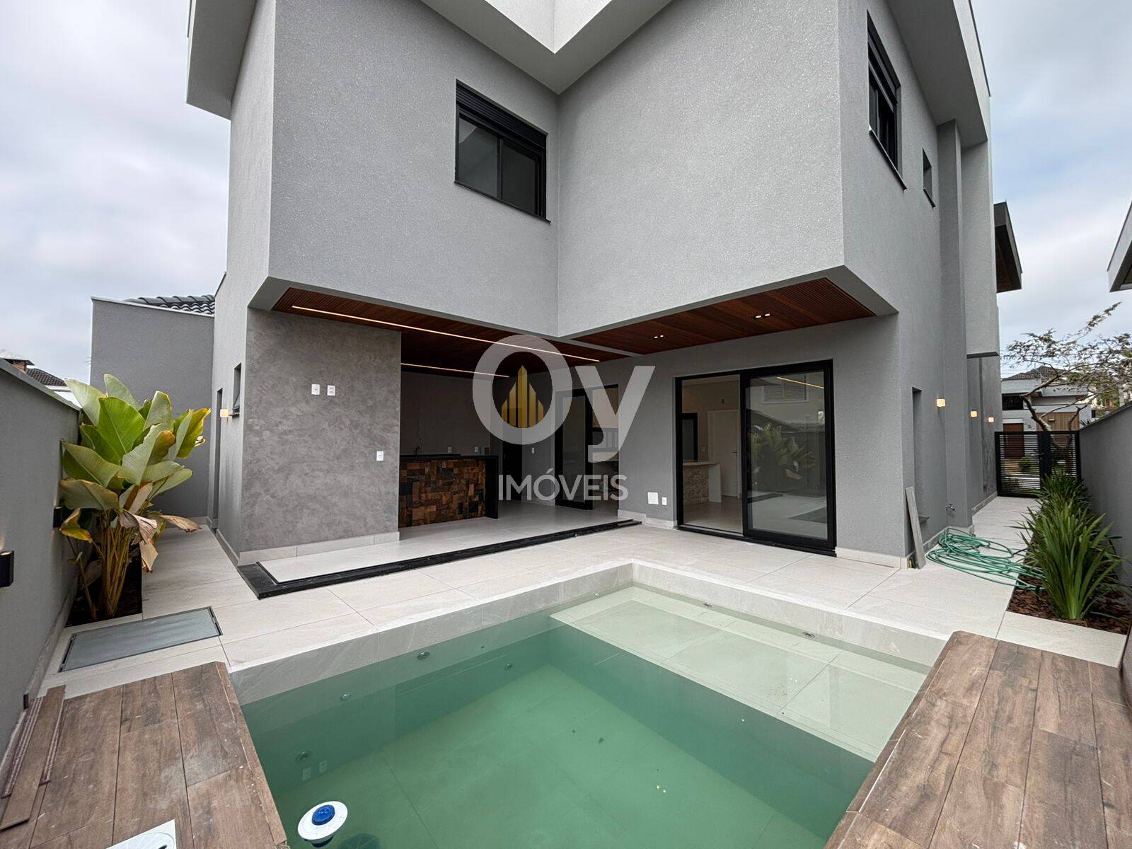 Sobrado Altos da Serra VI | 4 Suítes | 253m² T. 273m² C | Piscina | 2 Vagas