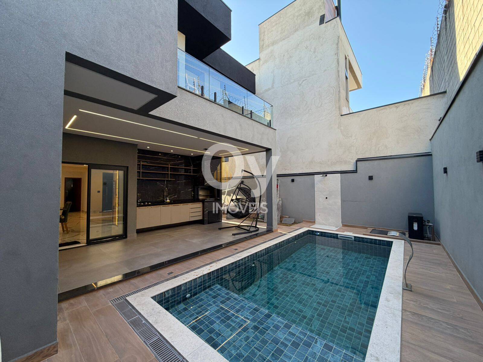 Sobrado Novo com 3 Suítes e Piscina Aquecida | Vivva