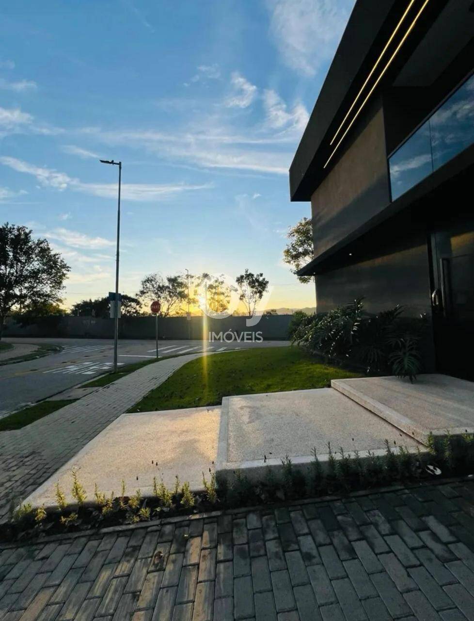 Casa de Esquina 100% Mobiliada no Urbanova | Vista Permanente para a Serra