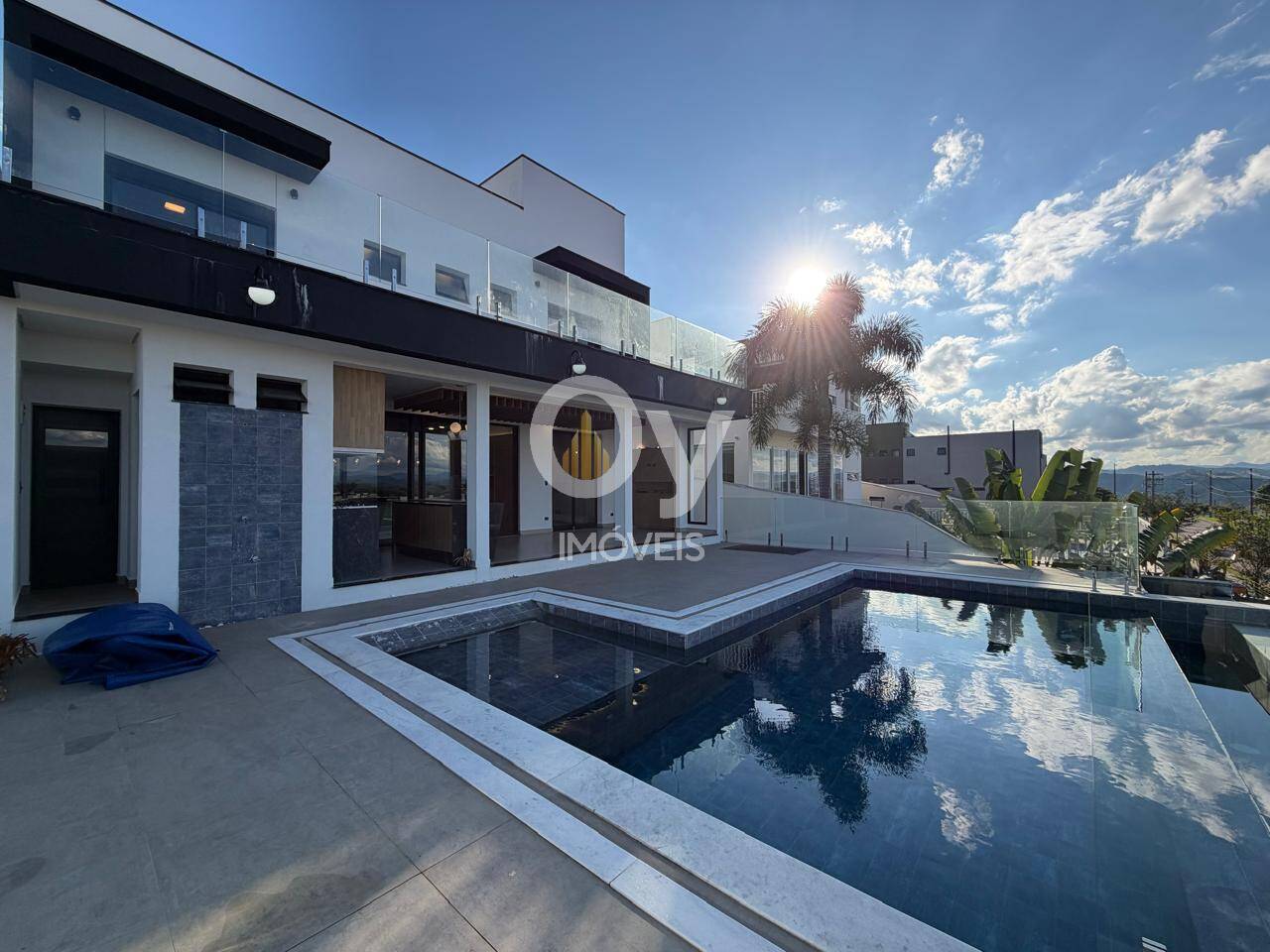 Casa de Luxo Urbanova SJC | 5 Suítes, Cinema e Piscina Borda Infinita