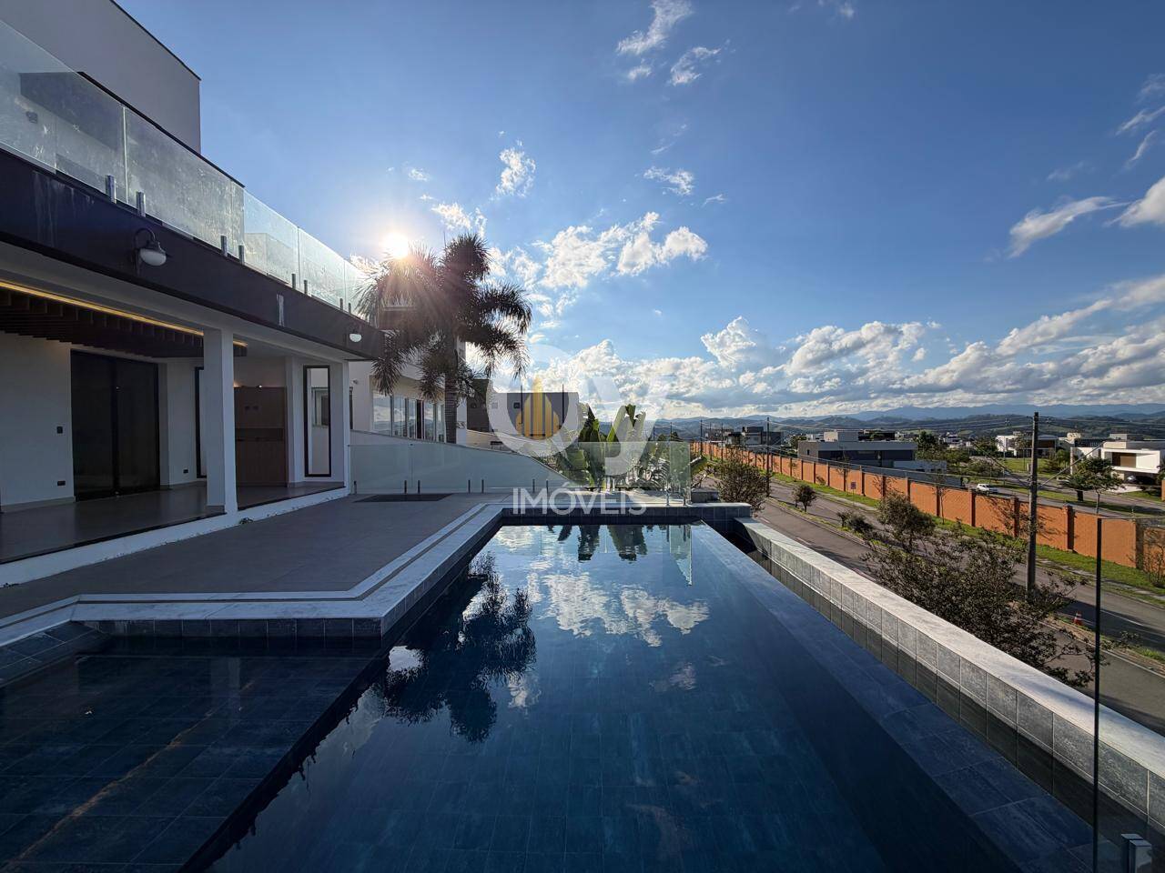 Casa de Luxo Urbanova SJC | 5 Suítes, Cinema e Piscina Borda Infinita