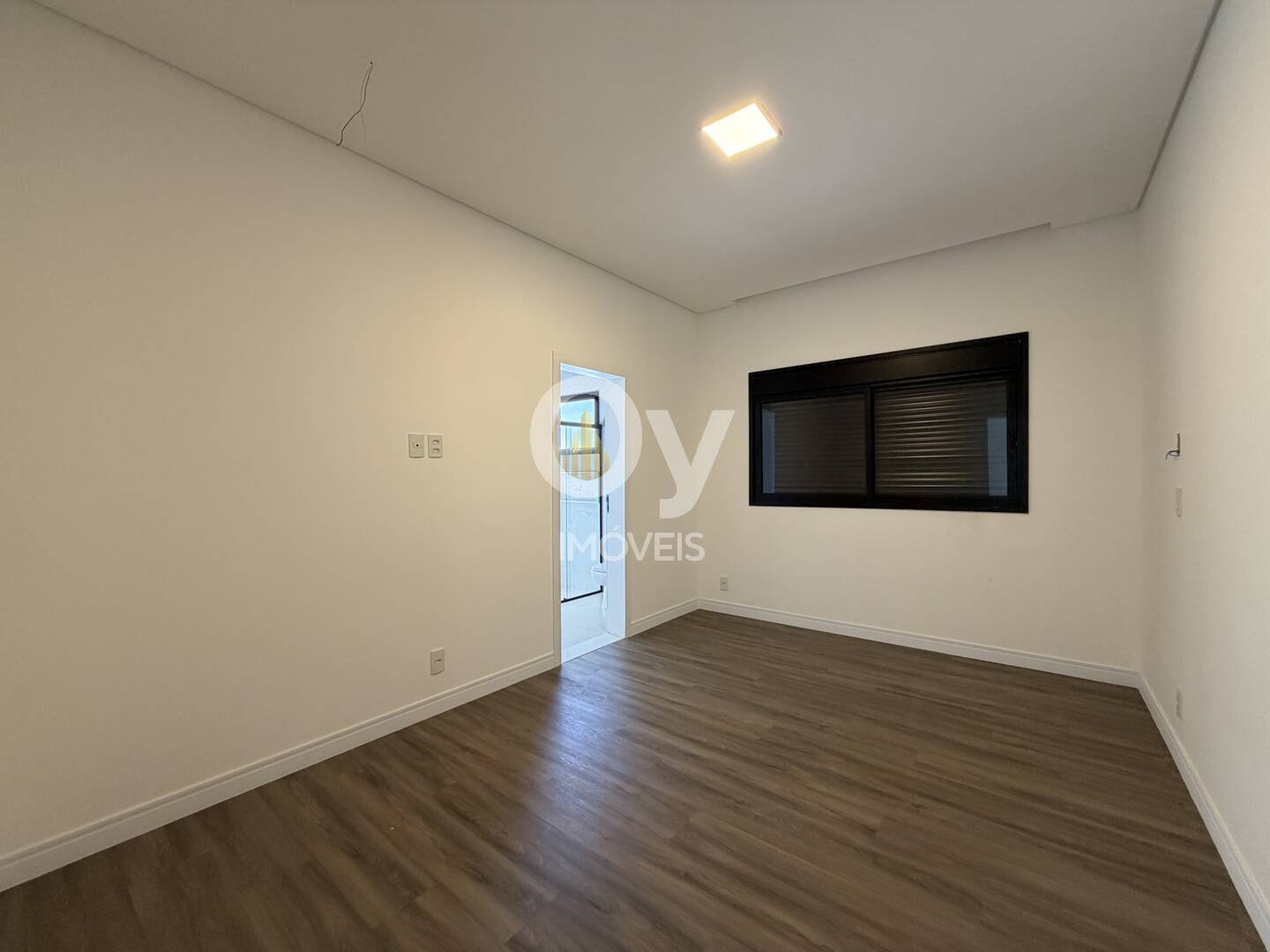Sobrado Novo Alto Padrão SJC | 4 Suítes, Lazer e Vista Serra da Mantiqueira