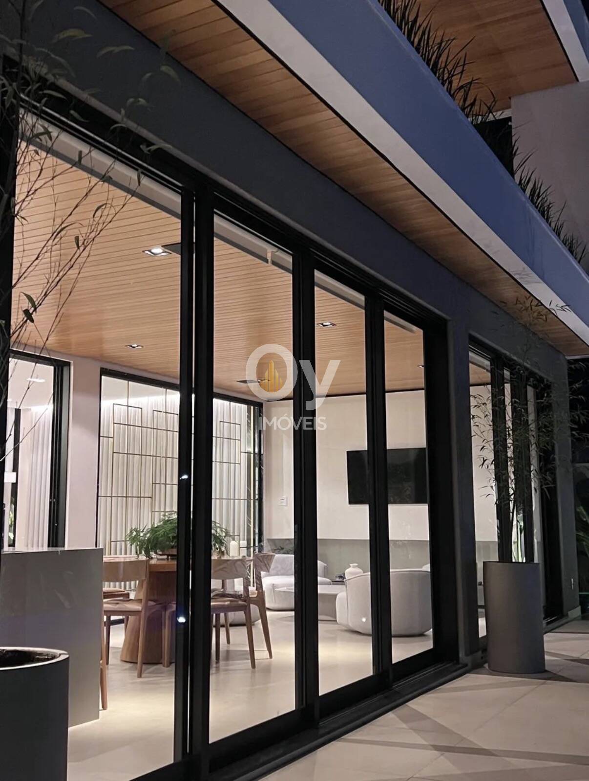 Casa de Luxo SJC | 5 Suítes, Vista Definitiva e Piscina Borda Infinita