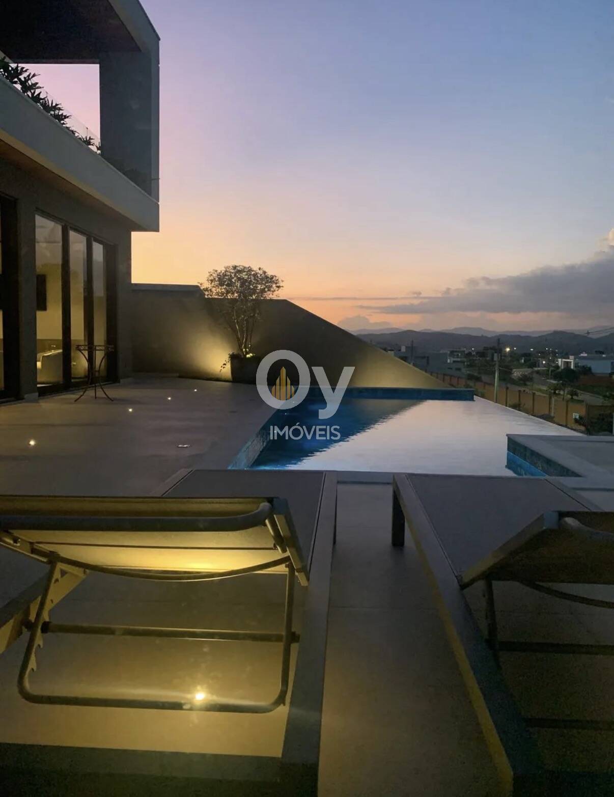 Casa de Luxo SJC | 5 Suítes, Vista Definitiva e Piscina Borda Infinita