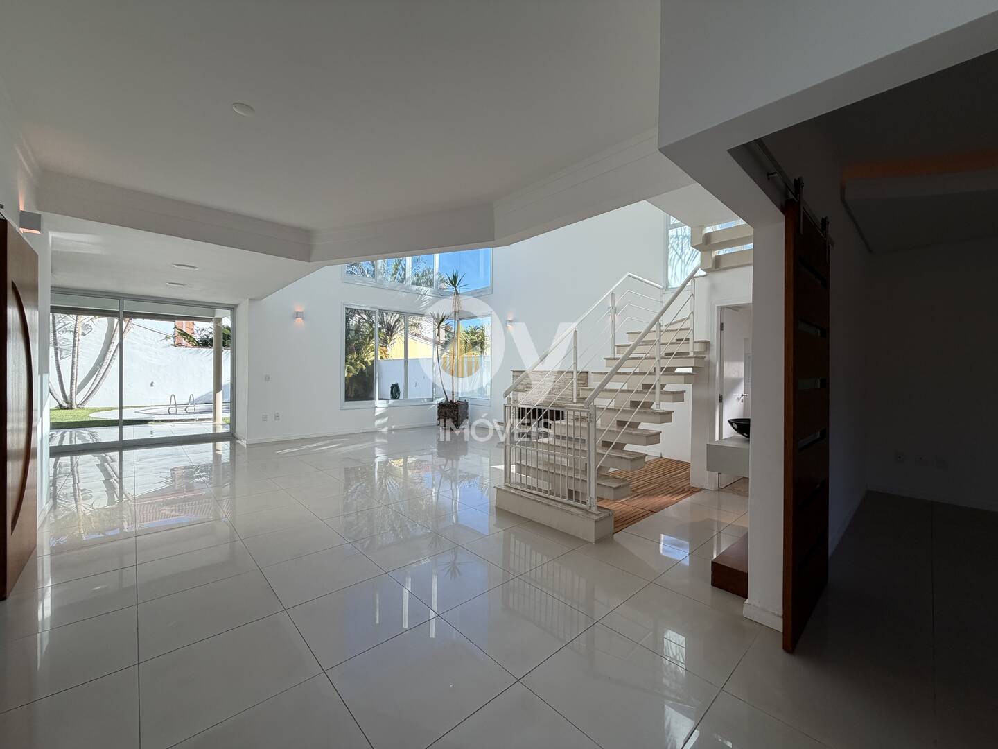 Casa Alto Padrão para Locação no Esplanada do Sol | 4 Suítes | Piscina