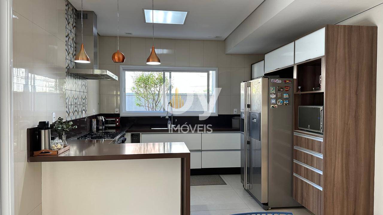 Sobrado à Venda | 430 m² de Área Construída | 4 Suítes | 6 Vagas