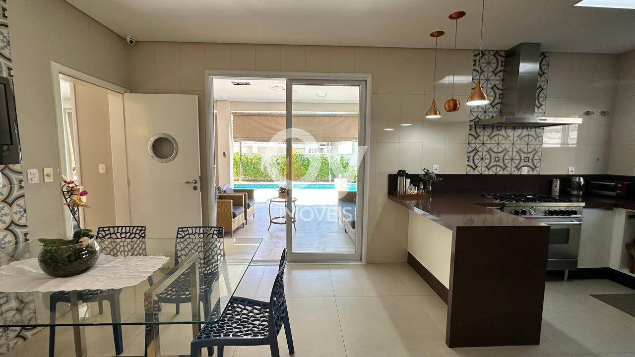 Sobrado à Venda | 430 m² de Área Construída | 4 Suítes | 6 Vagas