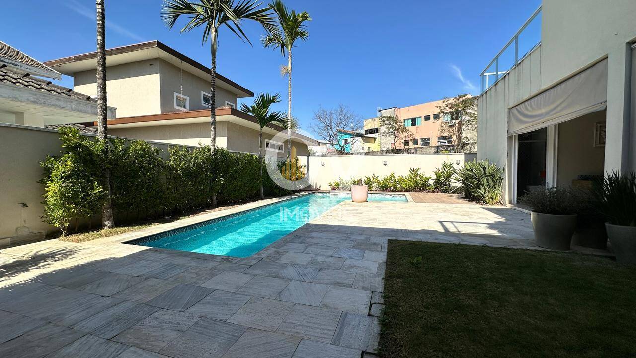 Sobrado à Venda | 430 m² de Área Construída | 4 Suítes | 6 Vagas