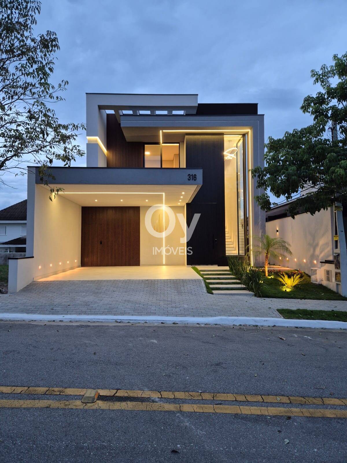 Sobrado Novo Urbanova SJC | 4 Suítes, Fotovoltaica e Piscina