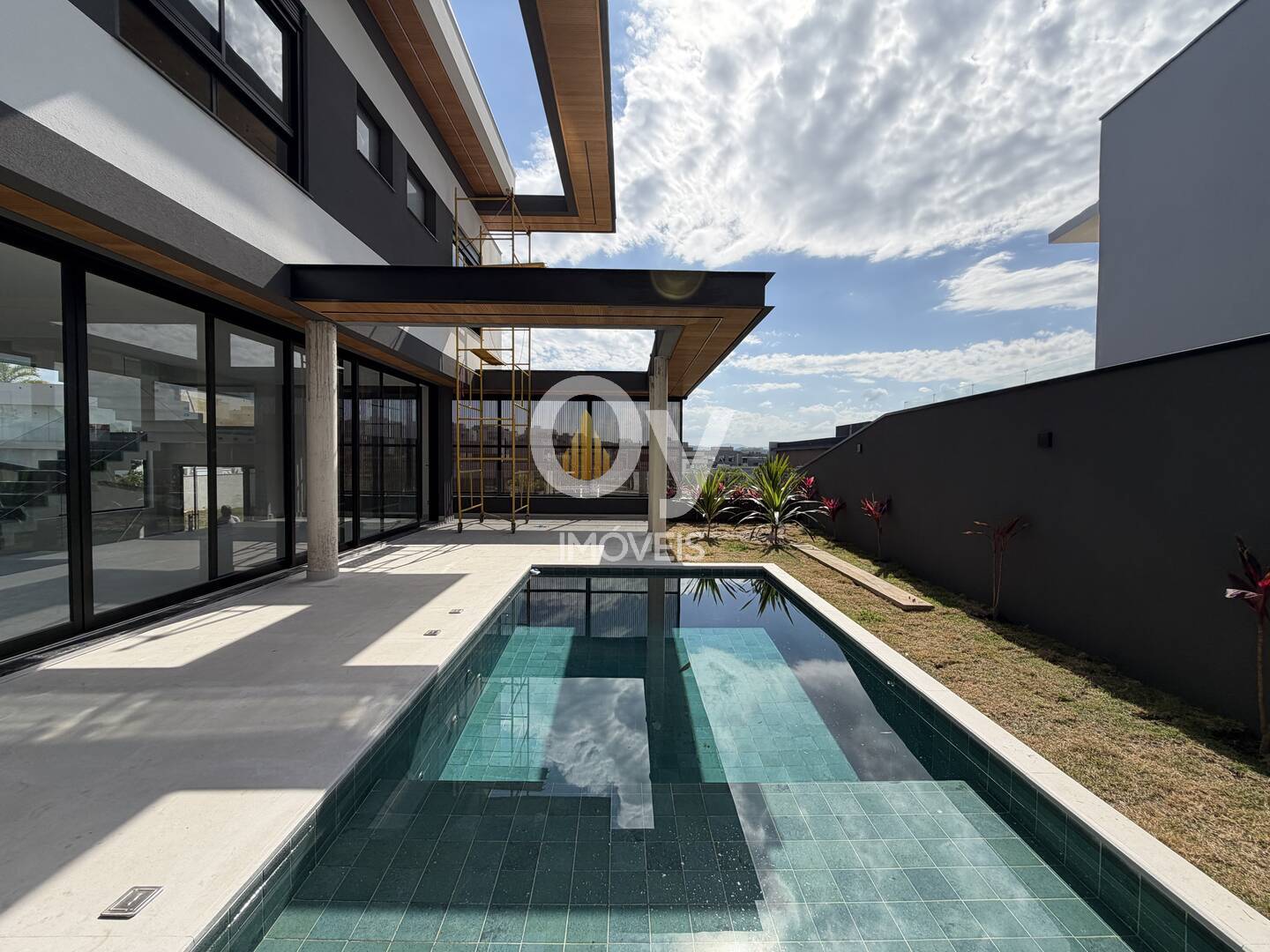 Sobrado Volpe Alphaville II SJC | Projeto Ohira, 5 Suítes e Vista