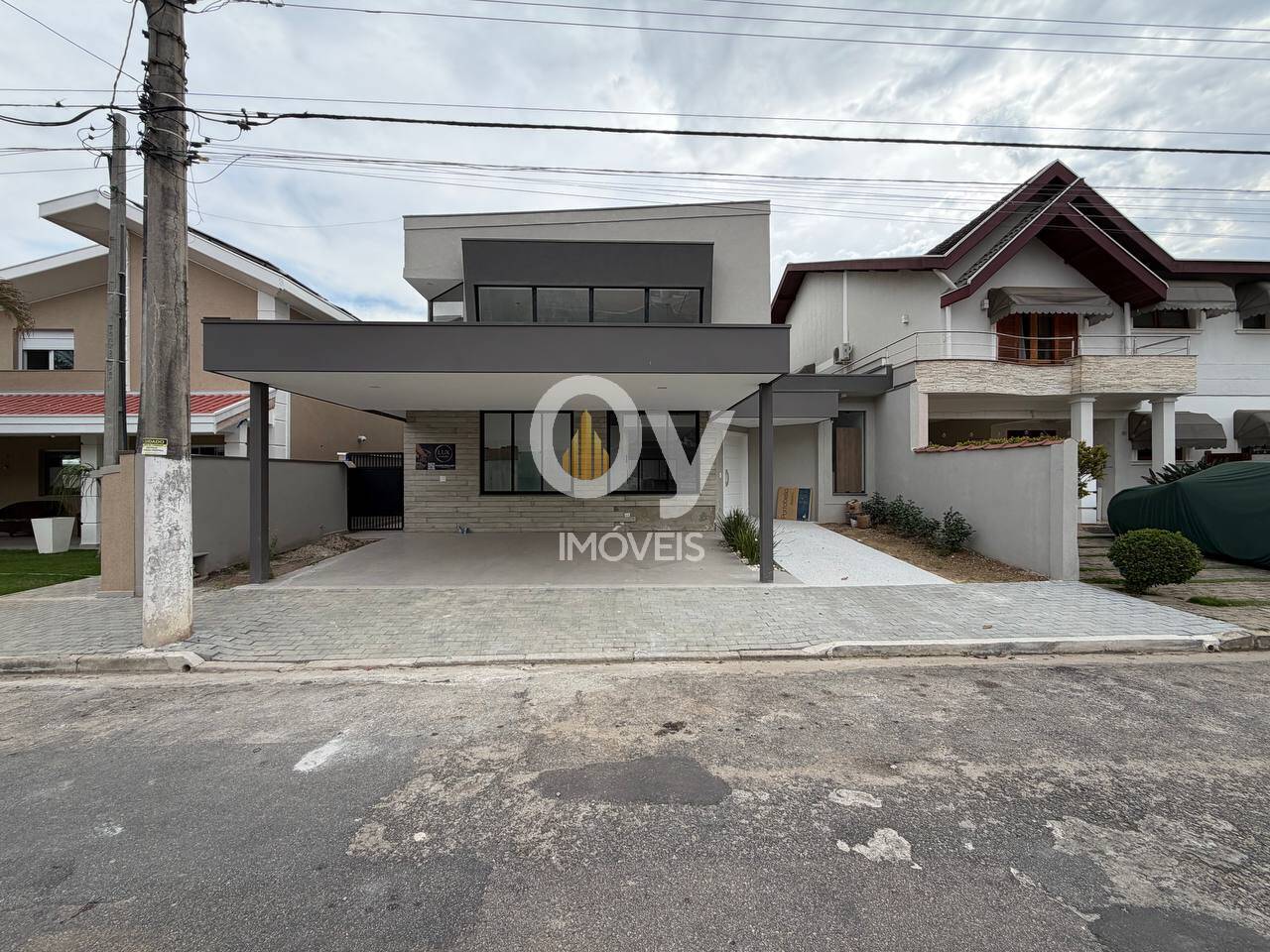 Sobrado no Colinas SJC | 365m², Retrofit, 2 Suítes Térreas e Gourmet