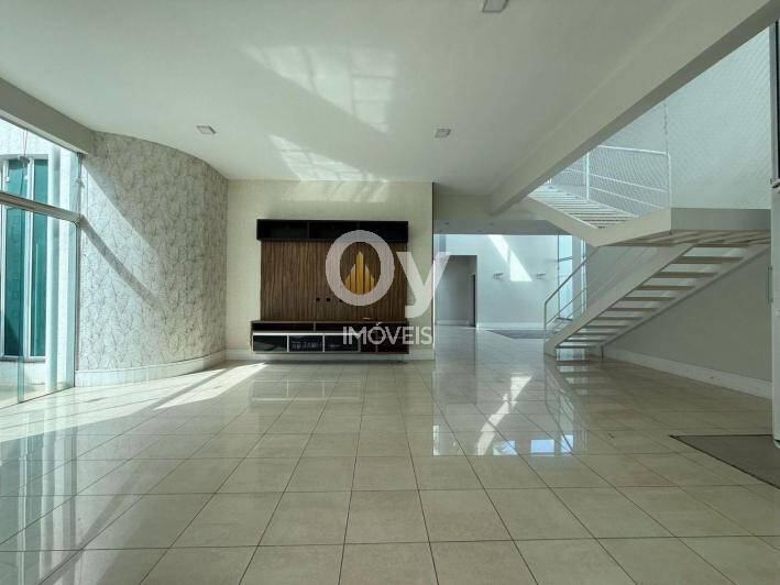Imóvel com 626m² de Terreno, 4 Suítes, Elevador e Piscina Moderna em SJC
