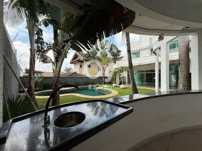 Imóvel com 626m² de Terreno, 4 Suítes, Elevador e Piscina Moderna em SJC