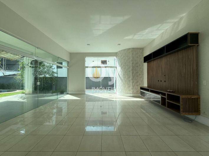 Imóvel com 626m² de Terreno, 4 Suítes, Elevador e Piscina Moderna em SJC