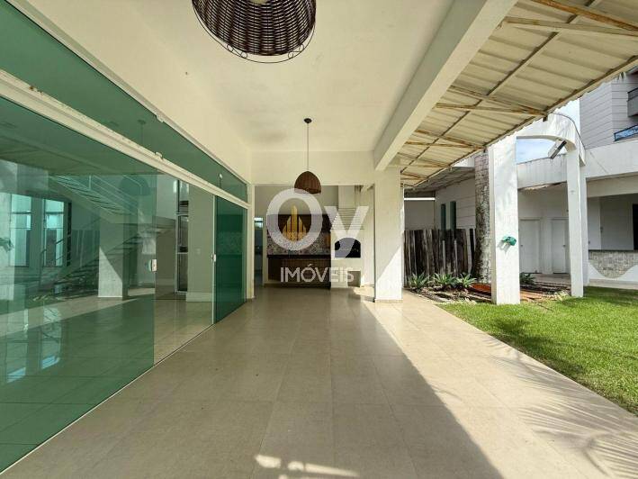 Imóvel com 626m² de Terreno, 4 Suítes, Elevador e Piscina Moderna em SJC