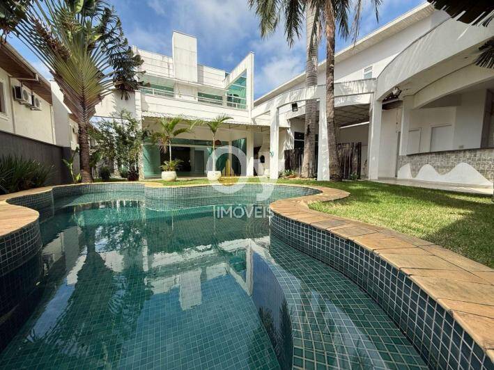 Imóvel com 626m² de Terreno, 4 Suítes, Elevador e Piscina Moderna em SJC