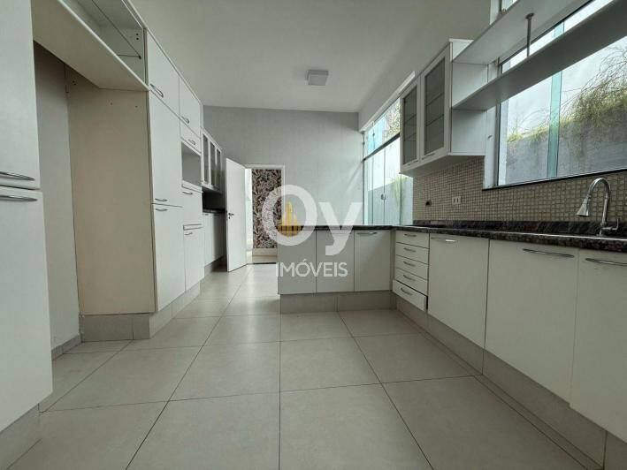 Imóvel com 626m² de Terreno, 4 Suítes, Elevador e Piscina Moderna em SJC