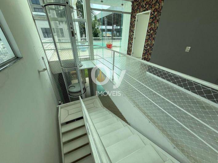 Imóvel com 626m² de Terreno, 4 Suítes, Elevador e Piscina Moderna em SJC