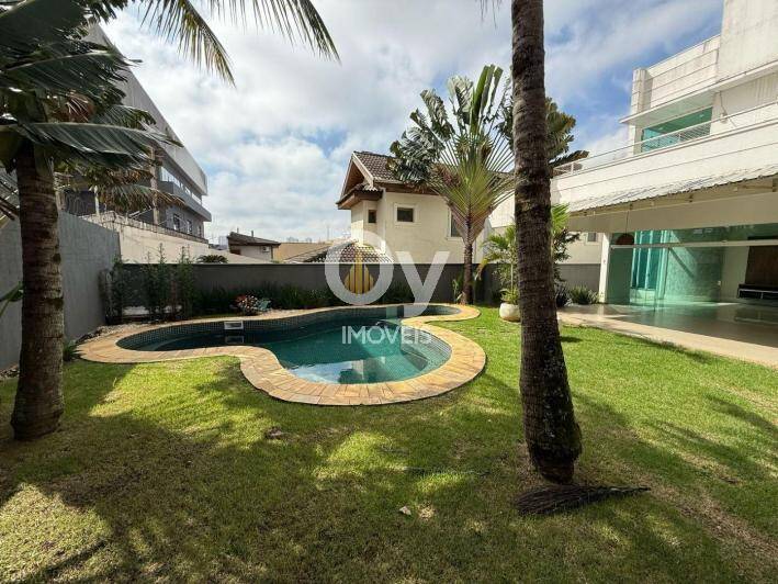 Imóvel com 626m² de Terreno, 4 Suítes, Elevador e Piscina Moderna em SJC